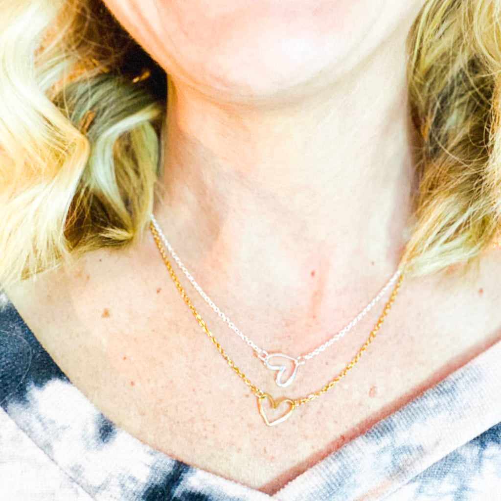 Happy Valentines Day mom, Valentines Day gifts for mom, Mom necklace, Valentines Day card for mom, Heart necklace for mom from daughter